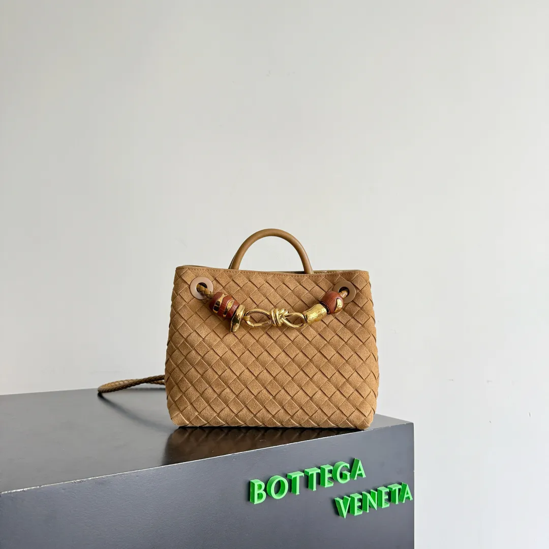 The new Andiamo batch of 3060 BV is shipped‼ ️The classic intercciato weaving process is used to create a soft bag, the metal knot is made of micro-cast aluminum using jewelry technology🪢, and the decorative beads are made of metal and hand-polished oak, allowing you to jump repeatedly between elegance and fun💃, making it unpredictable. Classic and versatile, it shows off your temperament, and the bag has a large capacity, making it very convenient for daily commuting! It has a variety of carrying methods, the shoulder straps can be adjusted by yourself, the original lambskin feels soft and delicate, and the unisex style breaks gender boundaries and brings a more practical and long-lasting use experience. The Andiamo, which has both elegant and casual styles, perfectly interprets the "fashionable old money style". Style number: 743568+wood hardware Color: suede mustard green Size: 25*22*10.5cm